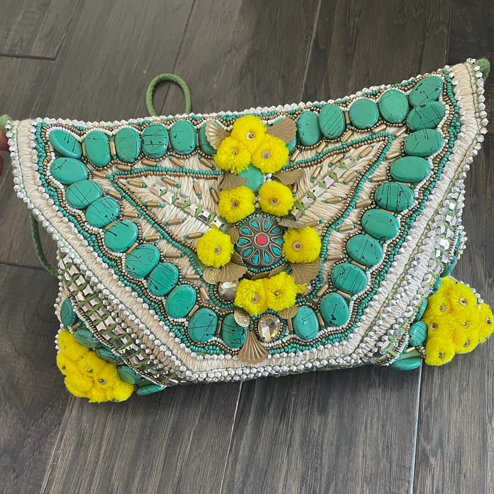 ANTIK BATIK
Embellished Clutch